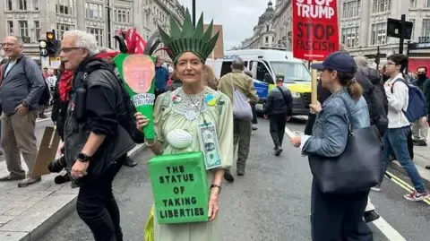 Numerous Protesters Gather in Downtown London to Oppose Donald Trump's Return Diplomatic Journey